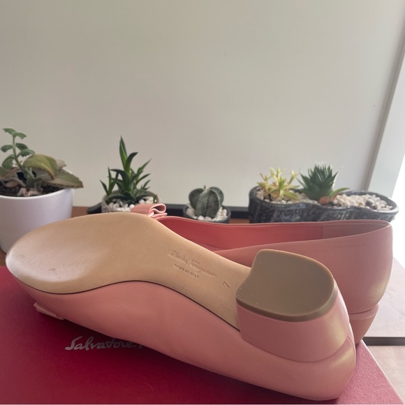 Authentic Ferragamo Bow Pump Shoe 💖 - Picture 4 of 7